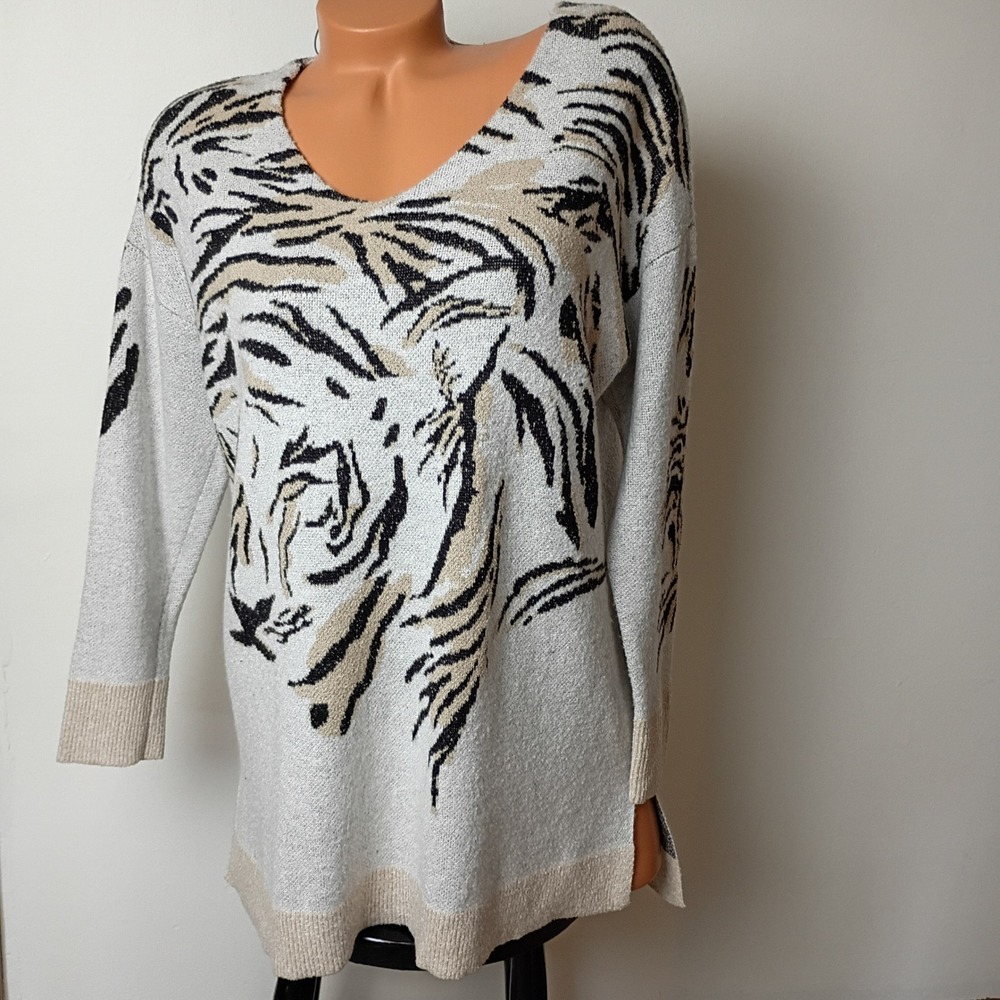 Chico's Grey Tiger Face Intarsia V-Neck Knit Sweater Size 1 Medium